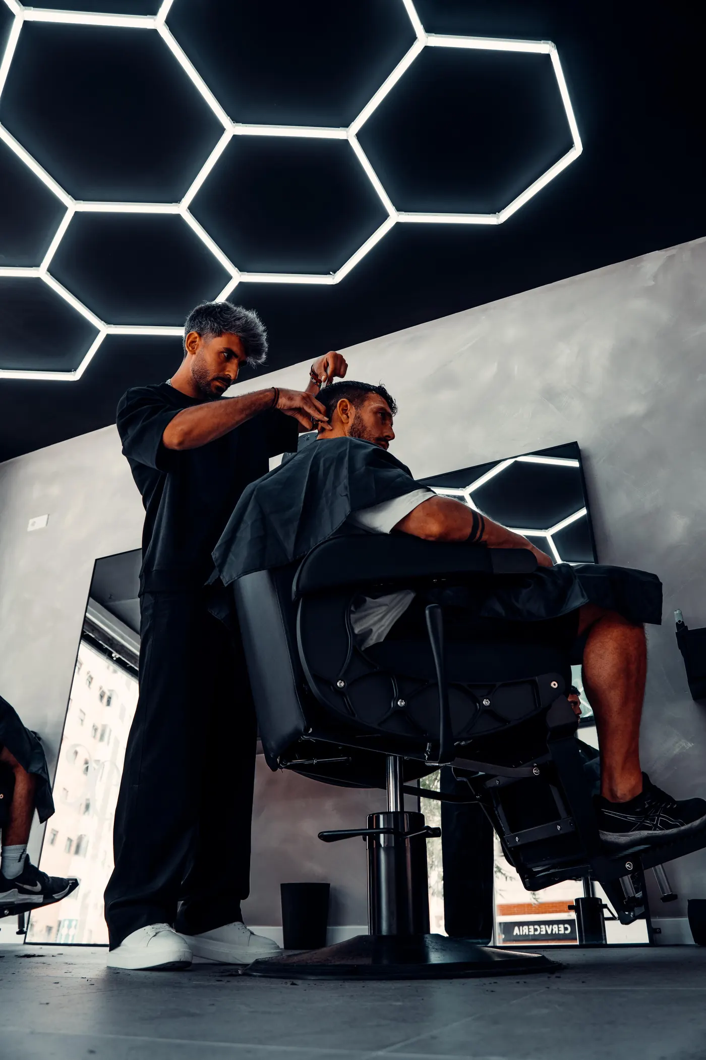 Barbero de esencia trabajando un degradado