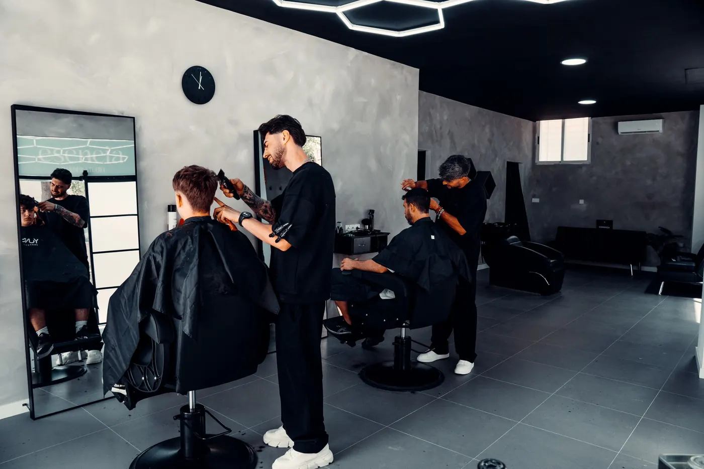 Equipo de esencia barber studio